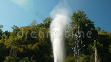 在泰国清迈的方温泉，火山温泉的移动镜头在天空中升起。